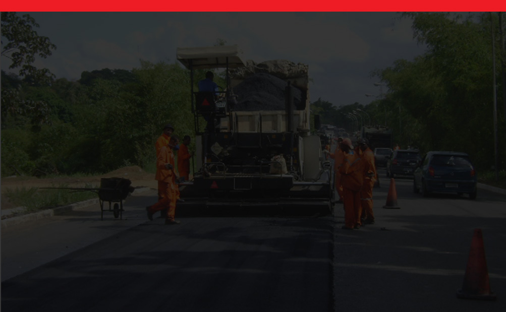 Equipe e maquinas em obra